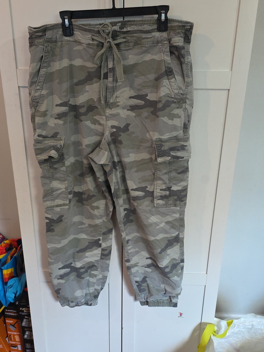 American Eagle Women's Camo Cargo Jogger Pants - Olive Camo